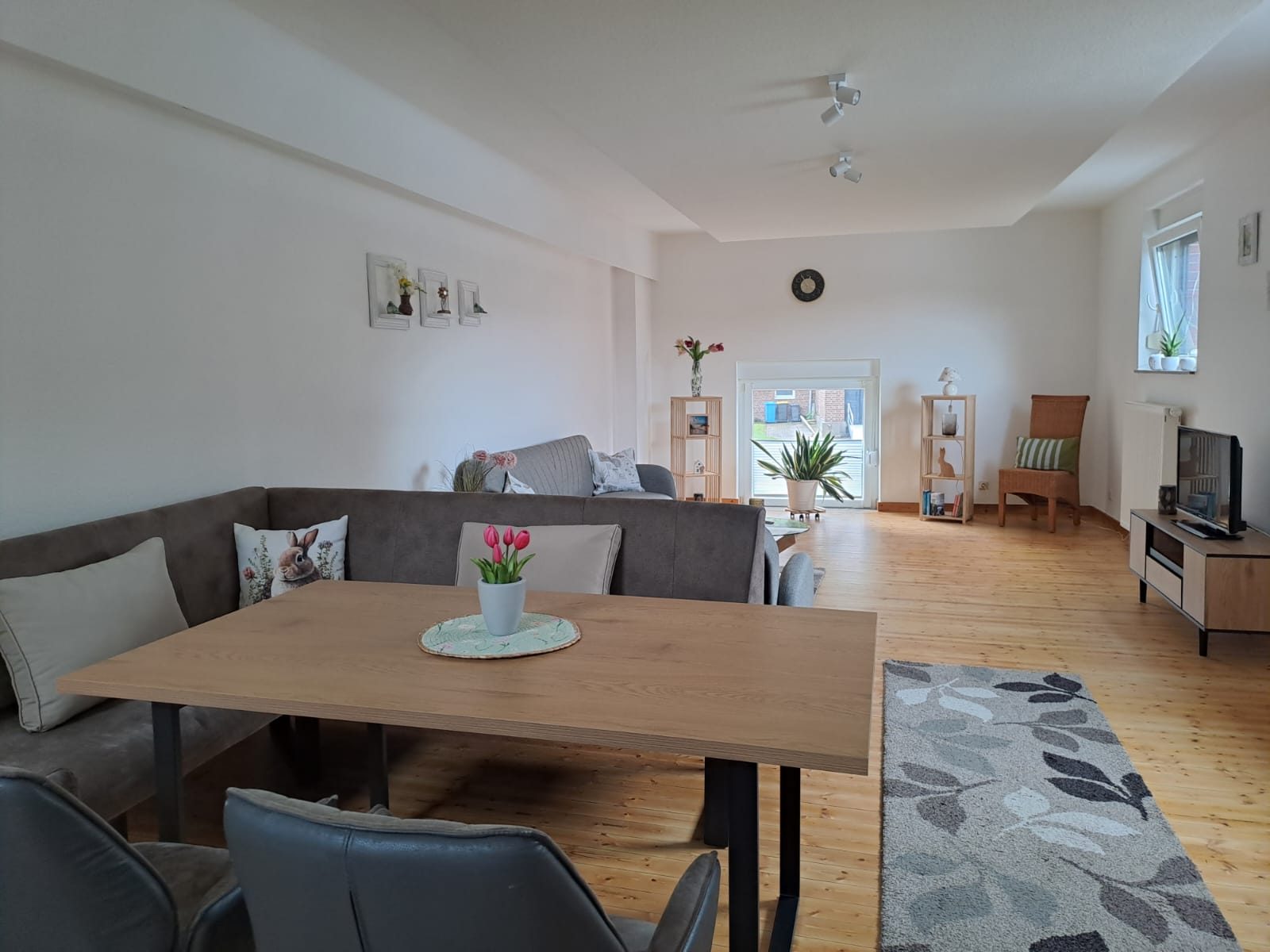 Essbereich der Ferienwohnung in Altmyhl mit großem Tisch