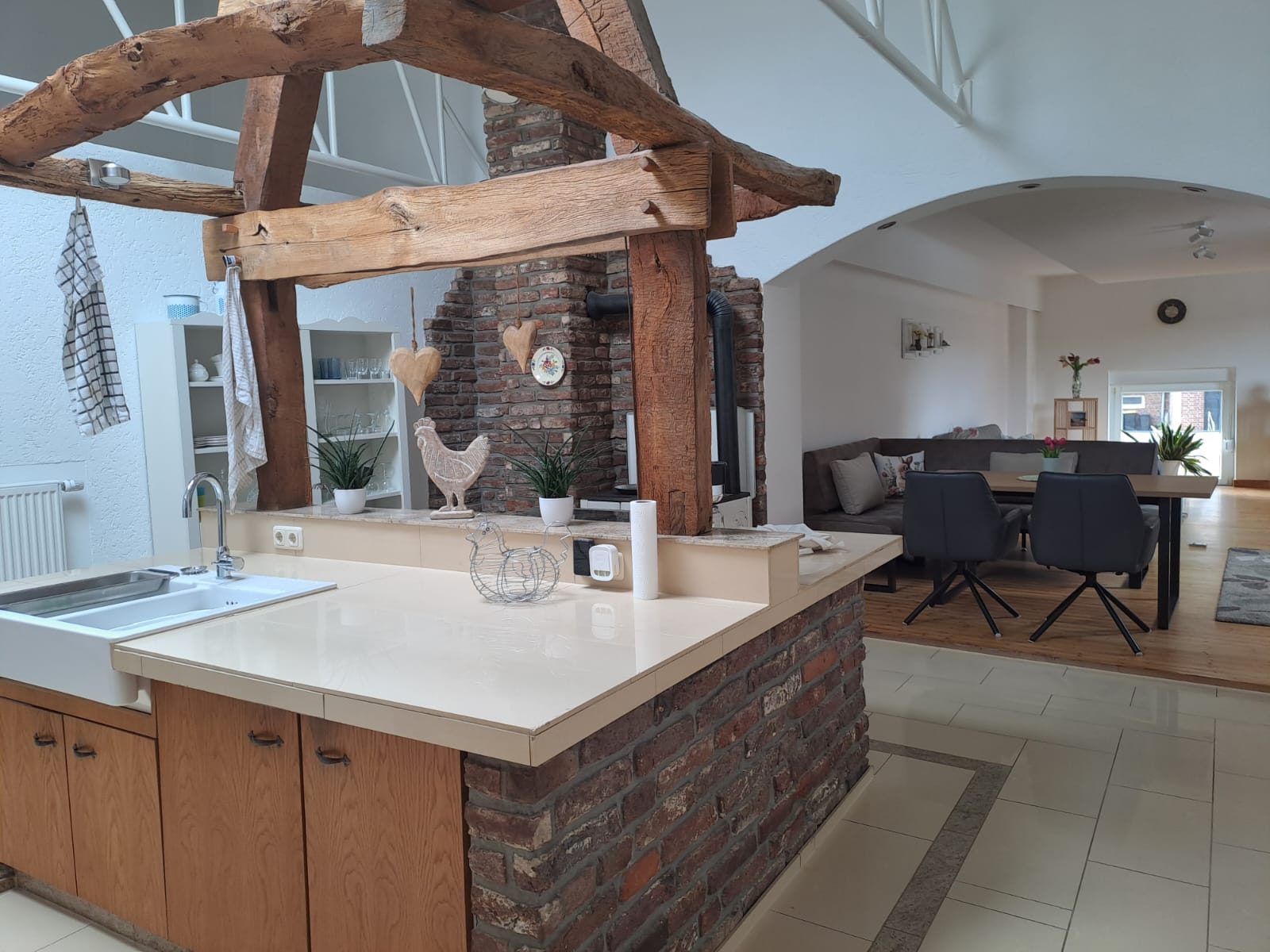 Küchenbereich der Ferienwohnung in Altmyhl mit Spüle und Blick zum Wohnraum